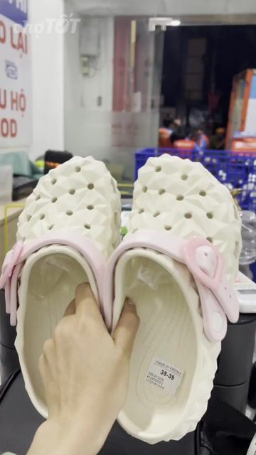 Dép Crocs Nhựa Trắng Kem Unisex. Mua bán Giày dép tại Quận Bình Tân Tp Hồ Chí Minh được đăng bởi Kiều Linh hình 1