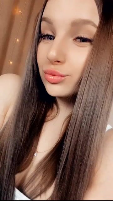 Model - SquirtTeen masturbation