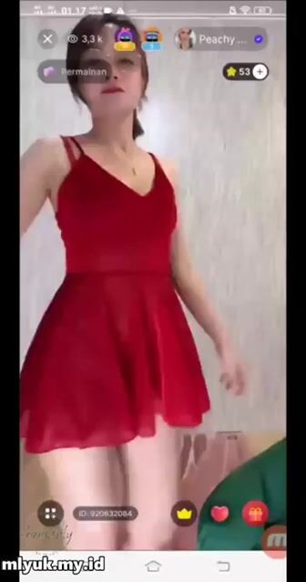 Cewek DJ Ngangkang Belahan Tembem Peachy