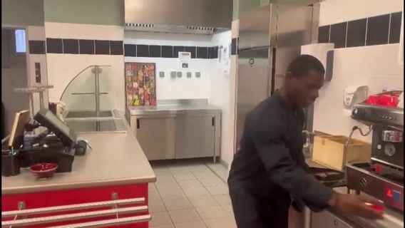 Entrez; riez, être accueilli