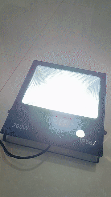 Đèn pha LED 200W Đen đã sử dụng. Mua bán Đèn tại Huyện Càng Long Trà Vinh được đăng bởi Nguyễn Tính hình 1