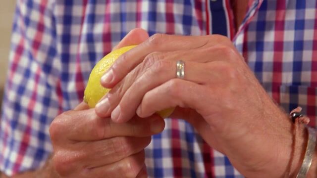 How to Keep Seeds and Pulp out of Lemon Juice thumbnail