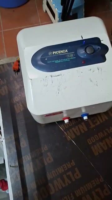 Bình nóng lạnh cũ. Mua bán Thiết bị vệ sinh, nhà tắm tại Quận Ba Đình Hà Nội được đăng bởi Thanh Thủy hình 1