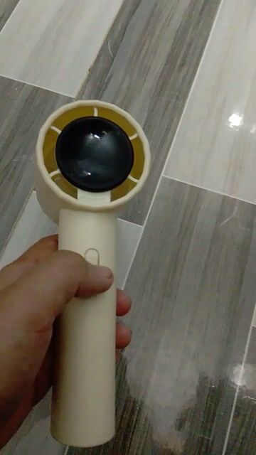 Quạt điện mini màu Kem mới tặng dây sạc pin. Mua bán Quạt tại Huyện Thạnh Hóa Long An được đăng bởi Quyen Le hình 1