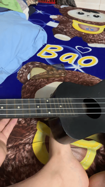 Đàn Ukulele Gỗ Đen Cả nam và nữ. Mua bán Nhạc cụ tại Quận 3 Tp Hồ Chí Minh được đăng bởi Như Quỳnh hình 1