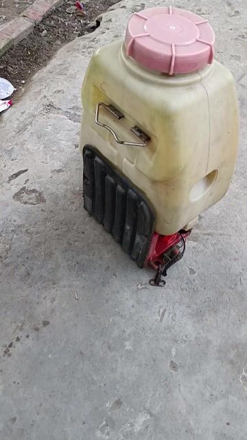 Máy phun thuốc Động cơ hai thì Đỏ. Mua bán Đồ chuyên dụng, Giống nuôi trồng tại Quận Cái Răng Cần Thơ được đăng bởi Dinh Pham hình 1