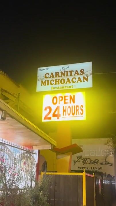 Late night cravings?!🔥Carnitas Michoacan is open 24/7!! Serving some of the BEST asada nachos and wet burritos in LA📍🤤