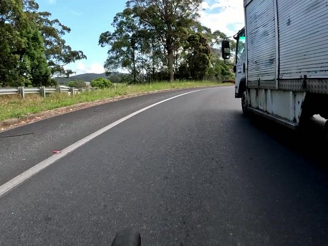 M Truck Driver Overtakes Into Oncoming Cars At Roundabout Upridecc 3681