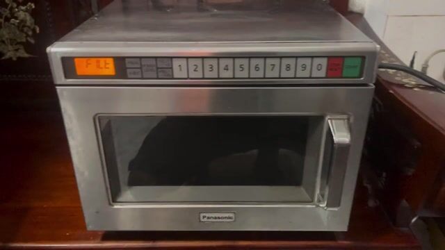 Lò vi sóng Panasonic NE-1753YUE Bạc cũ. Mua bán Bếp, lò, đồ điện nhà bếp tại Quận Tân Bình Tp Hồ Chí Minh được đăng bởi Vũ Đăng Khoa hình 1