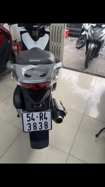 Honda SH 150 2010 Trắng. Mua bán Xe máy tại Quận 4 Tp Hồ Chí Minh được đăng bởi Duoc Nguyen Van hình 1