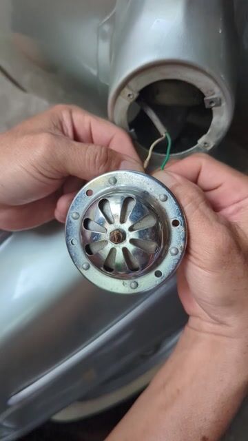 Kèn zin cho Vespa cổ hàng Tây về đẹp hiếm. Mua bán Phụ tùng xe tại Quận 7 Tp Hồ Chí Minh được đăng bởi Nguyễn hình 1