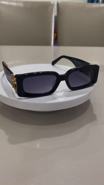 Kính râm 2hand Off-White Đen Unisex. Mua bán Phụ kiện thời trang khác tại Quận 7 Tp Hồ Chí Minh được đăng bởi Dung mê đồ si hình 1