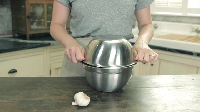 How to Peel Garlic thumbnail