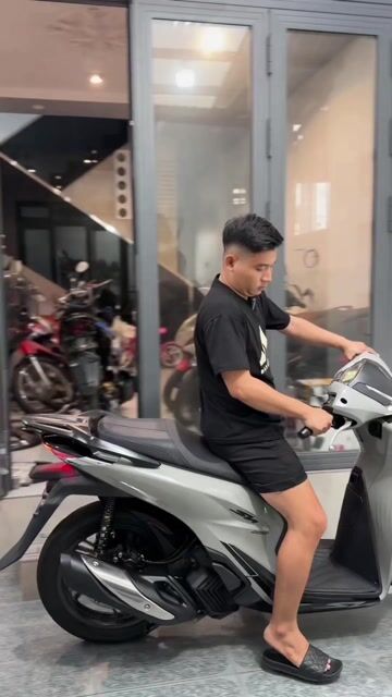 Honda SH 160i Xám xi măng 7000 km. Mua bán Xe máy tại Thành phố Sóc Trăng Sóc Trăng được đăng bởi Nguyễn Sướng CÓ BÁN GÓP GIAO XE CÁC TỈNH hình 1