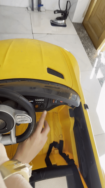 Xe ô tô điện trẻ em Mercedes-AMG Vàng 2 chỗ. Mua bán Sở thích khác tại Quận 7 Tp Hồ Chí Minh được đăng bởi VŨ TÙNG hình 1