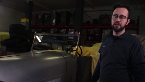 Restaurateur de voitures anciennes