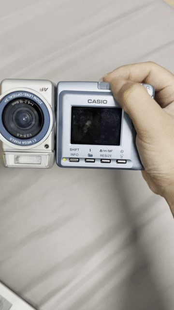 Casio QV-2400UX có cam lật. Mua bán Máy ảnh, Máy quay tại Quận Tây Hồ Hà Nội được đăng bởi Thúy Phương hình 1
