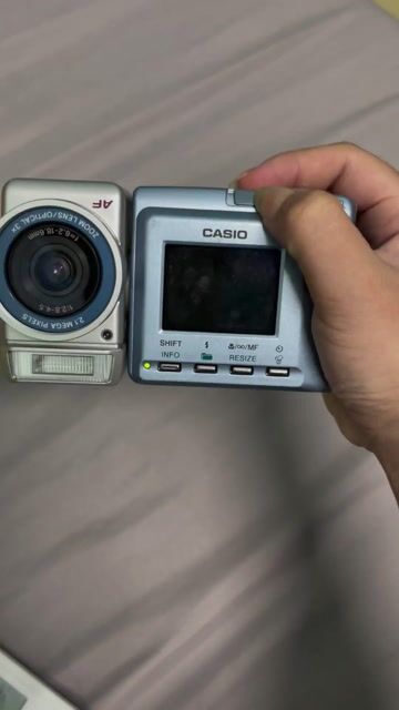 Casio QV-2400UX có cam lật. Mua bán Máy ảnh, Máy quay tại Quận Tây Hồ Hà Nội được đăng bởi Thúy Phương hình 1
