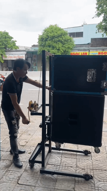 Xe nâng Sắt màu Đen. Mua bán Phương tiện khác tại Quận Liên Chiểu Đà Nẵng được đăng bởi trong thang  hình 1