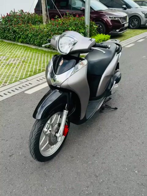 Honda SH Mode 125cc Bạc đen. Mua bán Xe máy tại Quận Gò Vấp Tp Hồ Chí Minh được đăng bởi CẦM ĐỒ NĂM LINH hình 1
