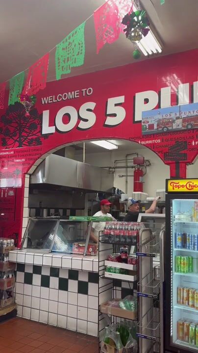 Los 5 Puntos is a must have if you are in East LA. They have hand made tortillas and quality meat. 🌮🔥 #WhattaEat #EastLA #LunchTime #Tacos