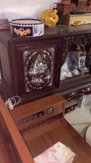 Tủ chè Gỗ Nâu Cổ điển Chạm khắc. Mua bán Tủ, kệ gia đình tại Huyện Thanh Trì Hà Nội được đăng bởi lê Văn Giỏi hình 1