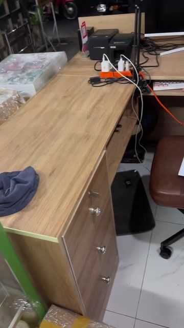Bàn làm việc gỗ Nâu 150x150x80cm. Mua bán Bàn ghế tại Quận Bình Thuỷ Cần Thơ được đăng bởi 리옥방 hình 1