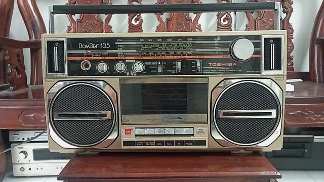 Đài Toshiba Bombeat 135. Mua bán Tivi, Âm thanh tại Quận Phú Nhuận Tp Hồ Chí Minh được đăng bởi chú bo 60 tuổi  hình 1