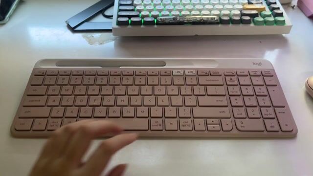Bàn phím Logitech K580 Hồng Pastel. Mua bán Phụ kiện (Màn hình, Chuột...) tại Quận Hải Châu Đà Nẵng được đăng bởi Phan Nguy?n Ho?ng Th? hình 1