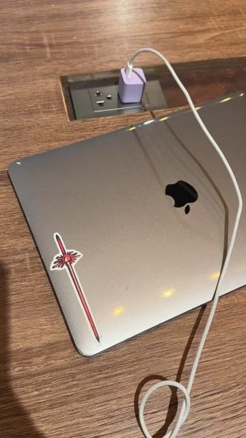 Apple Macbook Pro M2 8GB/256GB Xám 2022. Mua bán Laptop tại Quận Phú Nhuận Tp Hồ Chí Minh được đăng bởi Nguyen Ngoc Minh hình 1