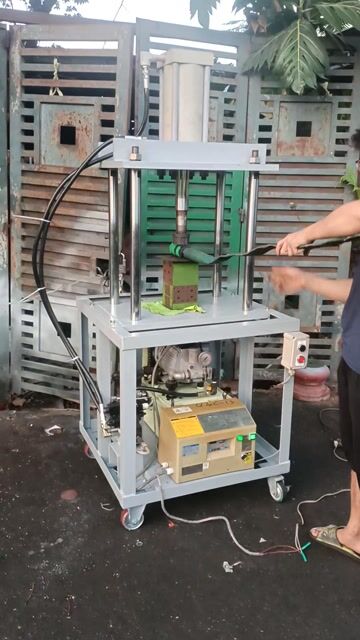 Máy ép thủy lực 18 tấn. Mua bán Đồ chuyên dụng, Giống nuôi trồng tại Quận 1 Tp Hồ Chí Minh được đăng bởi Quân thiết bị nhật bãi  hình 1