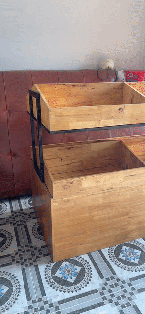 Kệ trưng bày gỗ màu nâu. Mua bán Tủ, kệ gia đình tại Thành phố Biên Hòa Đồng Nai được đăng bởi Nguyễn Trường Sơn hình 1