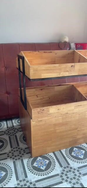 Kệ trưng bày gỗ màu nâu. Mua bán Tủ, kệ gia đình tại Thành phố Biên Hòa Đồng Nai được đăng bởi Nguyễn Trường Sơn hình 1