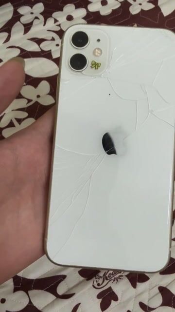 iPhone 11 64GB Trắng Bể lưng, mất Face ID. Mua bán Điện thoại tại Huyện Quỳnh Lưu Nghệ An được đăng bởi Hồ Nam Phong hình 1