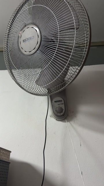 Quạt treo tường Senko Xám. Mua bán Quạt tại Quận 1 Tp Hồ Chí Minh được đăng bởi  Nguyễn Hoàng hình 1