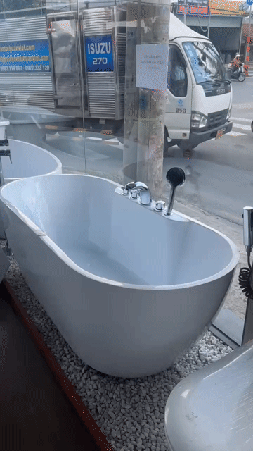 BỒN TẮM NẰM CÓ VÒI NÓNG LẠNH (THANH LÝ). Mua bán Thiết bị vệ sinh, nhà tắm tại Huyện Hóc Môn Tp Hồ Chí Minh được đăng bởi Thiết bị vệ sinh hình 1
