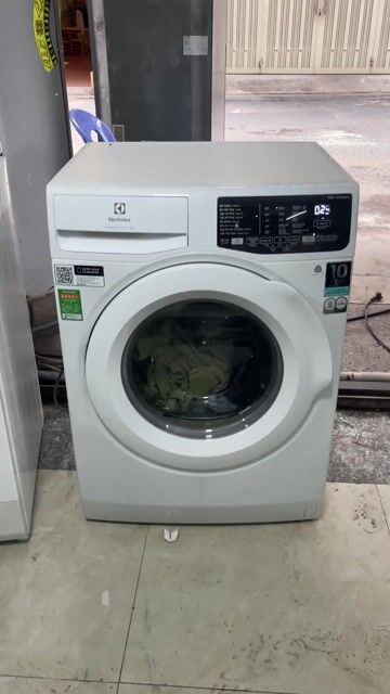 Thanh lý máy giặt Electrolux 8kg chạy tốt có BH. Mua bán Máy giặt tại Quận 4 Tp Hồ Chí Minh được đăng bởi Quí Vũ Official hình 1