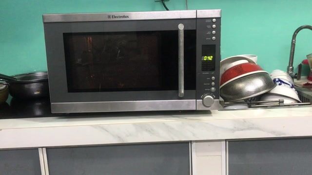 Lò vi sóng Electrolux 25 lít Nướng đối lưu Xám. Mua bán Bếp, lò, đồ điện nhà bếp tại Quận 8 Tp Hồ Chí Minh được đăng bởi Phạm Chí Thiện hình 1