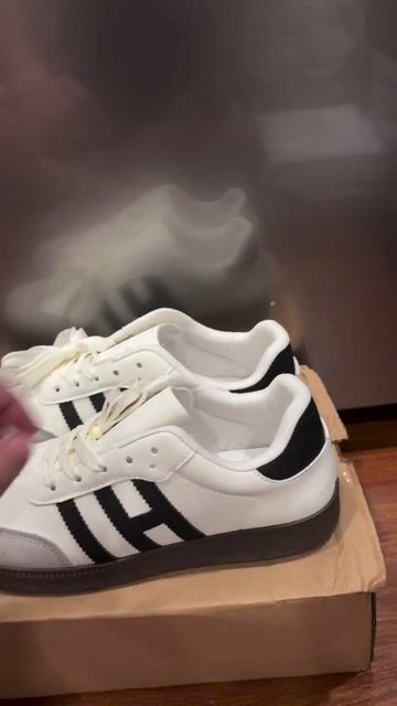 Giày thể thao Unisex Trắng Đen size 40 Mới. Mua bán Giày dép tại Quận Thanh Xuân Hà Nội được đăng bởi Sơn Hải hình 1