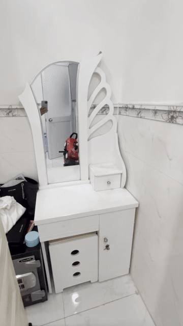 Thanh  Lý  Bàn trang điểm gỗ Trắng. Mua bán Bàn ghế tại Quận 4 Tp Hồ Chí Minh được đăng bởi Lê hoàng hậu hình 1