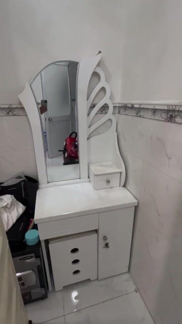 Thanh  Lý  Bàn trang điểm gỗ Trắng. Mua bán Bàn ghế tại Quận 4 Tp Hồ Chí Minh được đăng bởi Lê hoàng hậu hình 1