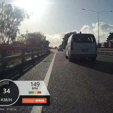 326RRA – White Hyundai iMax getting on the horn Shared on UpRide: Abused for being in the primary position