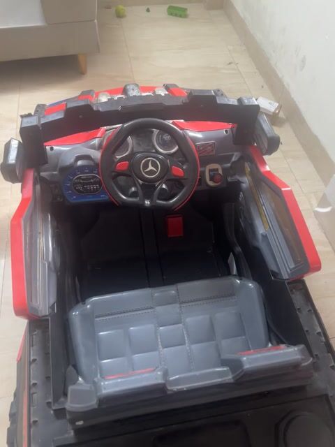 Ô tô điện Mercedes-Benz Đỏ. Mua bán Mẹ và bé tại Quận Hoàng Mai Hà Nội được đăng bởi Chị Nhếm hình 1