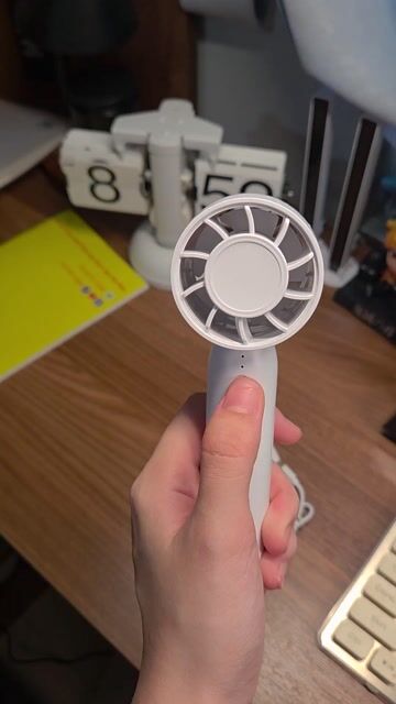 Quạt mát mini cầm tay màu Trắng. Mua bán Quạt tại Thành phố Thủ Đức Tp Hồ Chí Minh được đăng bởi Trang Nguyễn hình 1