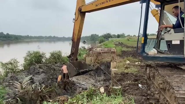 Xe xúc Komatsu 200. Mua bán Phương tiện khác tại Thành phố Thủ Đức Tp Hồ Chí Minh được đăng bởi Nguyễn Phi Hiền hình 1