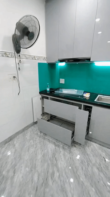 Tủ bếp gỗ công nghiệp kết hợp giá kệ thông minh. Mua bán Tủ, kệ gia đình tại Quận 8 Tp Hồ Chí Minh được đăng bởi Thinh Decor hình 1