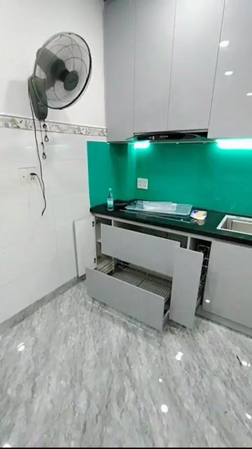 Tủ bếp gỗ công nghiệp kết hợp giá kệ thông minh. Mua bán Tủ, kệ gia đình tại Quận 8 Tp Hồ Chí Minh được đăng bởi Thinh Decor hình 1