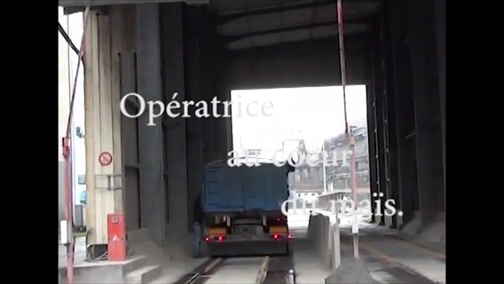 Opératrice au coeur du maïs