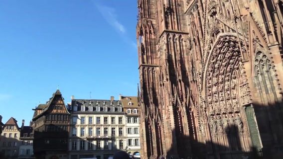 Nath-et-drale, une tailleuse de pierre à la cathédrale.