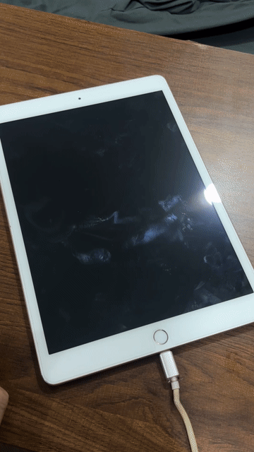 Apple iPad Gen 8 Vàng hồng Hỏng cảm ứng. Mua bán Máy tính bảng tại Quận 3 Tp Hồ Chí Minh được đăng bởi SLOWEYY hình 1
